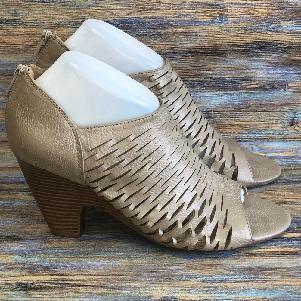 Dana Buchman Heeled Booties Zip-up Beige Womens Size 9.5 M